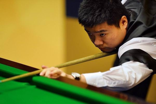 里夫斯45+7+7得分生涯新高 主场击败步行者.