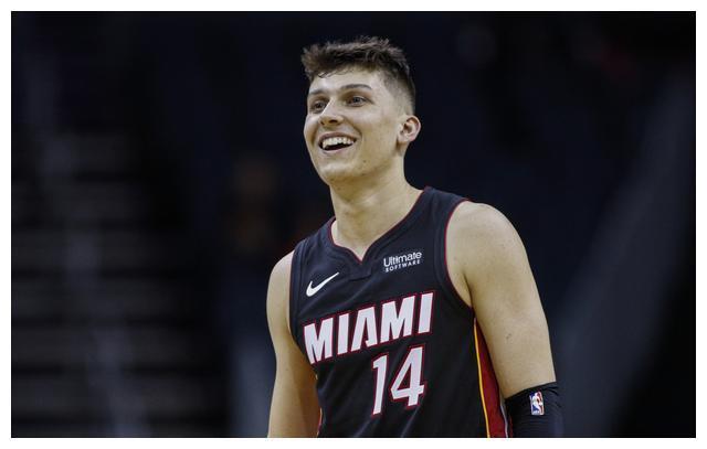 [中超]巴尔加斯射门被挡 古斯塔沃补射得手.