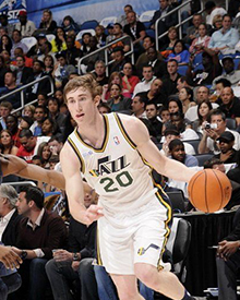 体育中超：山东泰山4-0沧州雄狮 积分重返三甲